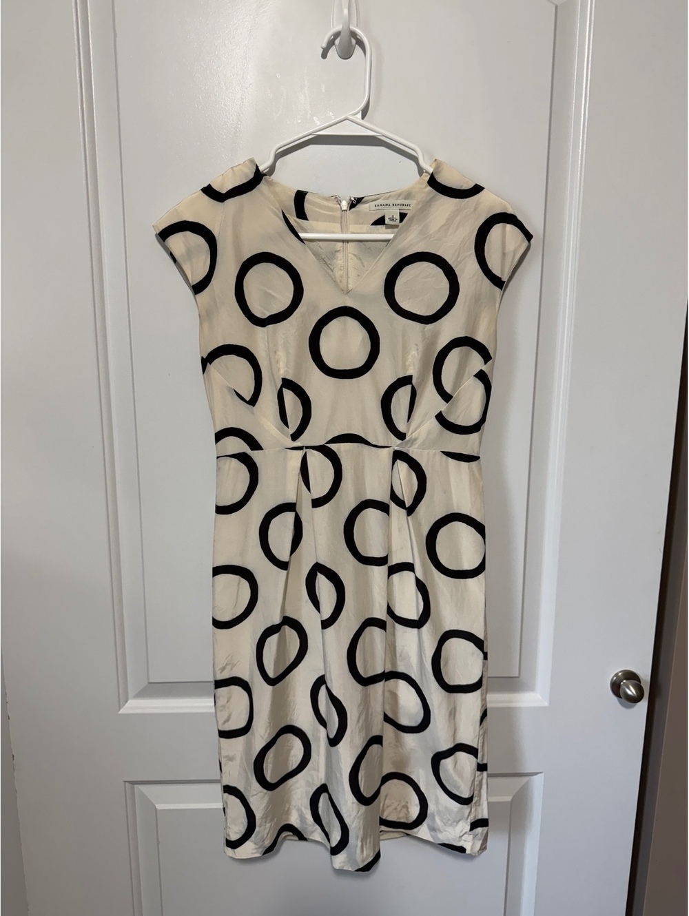 Banana Republic Silk Business Casual Chic Dress with Black Circle Pattern Size 2